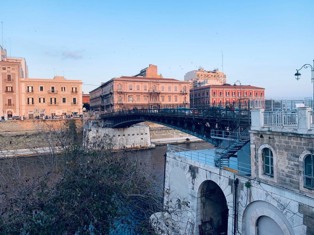 A Due Passi Dal Ponte Hotel Taranto Eksteriør billede
